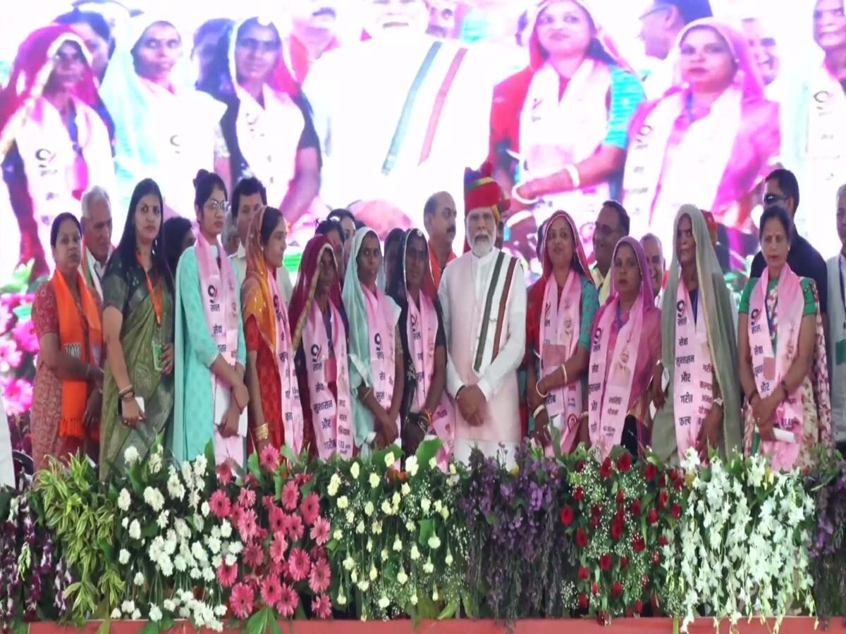 PM Modi : जानिए कौन हैं PM मोदी के साथ मंच पर खड़ी राजस्थान की ये 9 महिलाएं