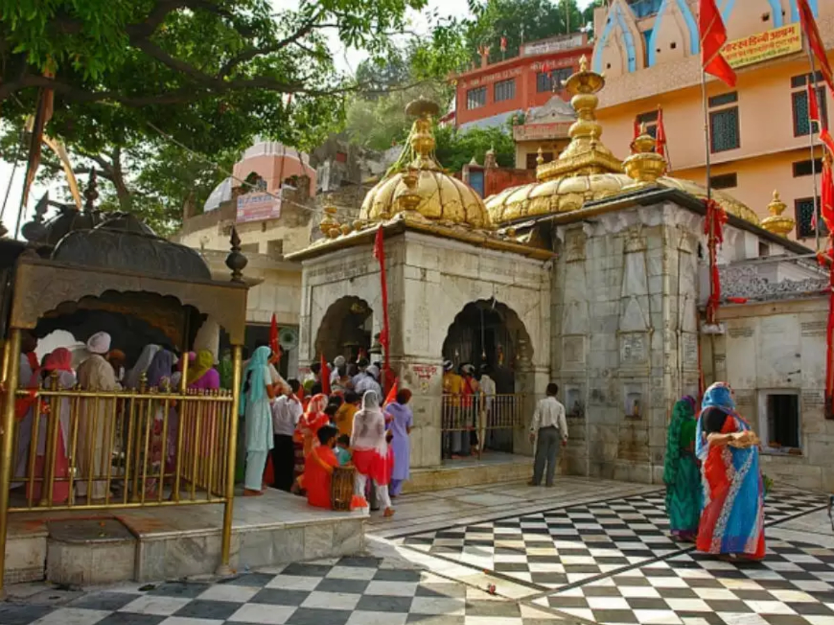 Jawalamukhi Mandir: मन्नत पूरी होने पर 45 किलो के घुंघरू को पहन शख्स ने ज्वालामुखी मंदिर में किया डांस Jawalamukhi Mandir: मन्नत पूरी होने पर 45 किलो के घुंघरू को पहन शख्स ने ज्वालामुखी मंदिर में किया डांस