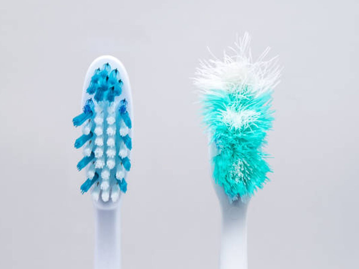 Toothbrush Expiry: कितने दिनों बाद बदल देना चाहिए टूथ ब्रश? क्या जानते हैं आप, दांतों की सेहत के लिए है बेहद जरूरी 