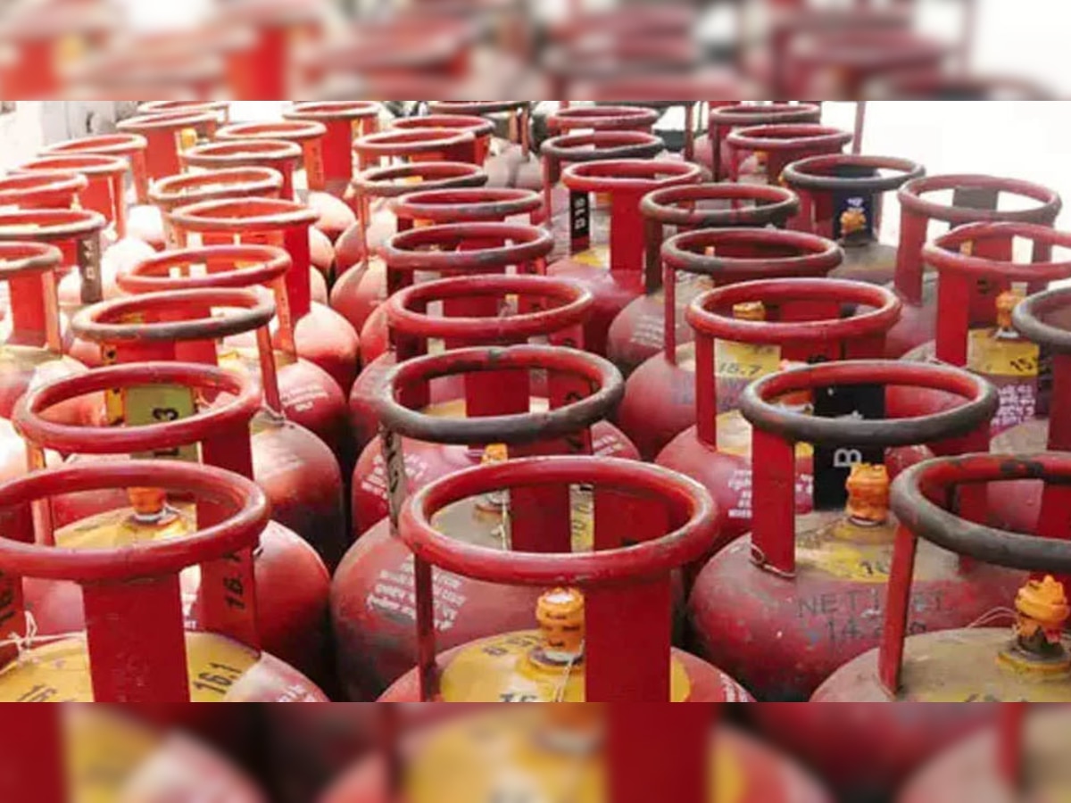 LPG Gas Cylinder Price: खुशखबरी! LPG गैस के दाम में बड़ी कटौती, जानिए कितने रुपये सस्ता हुआ सिलेंडर