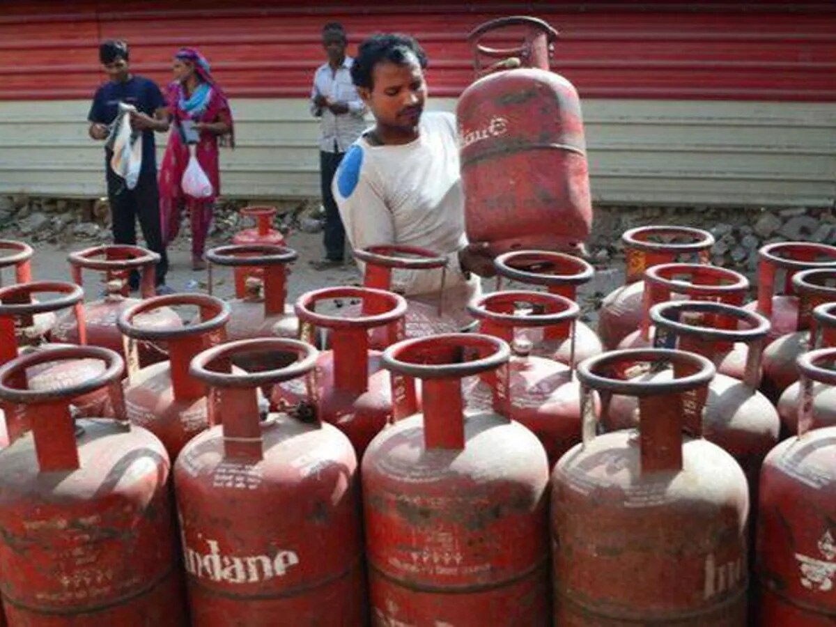 LPG Cylinder price ଉପଭୋକ୍ତାଙ୍କ ପାଇଁ ଖୁସି ଖବର, ଗ୍ୟାସ ଦରରେ ବୃହତ ହ୍ରାସ; ଏଣିକି ଏତିକି ଟଙ୍କାରେ ମିଳିବ LPG