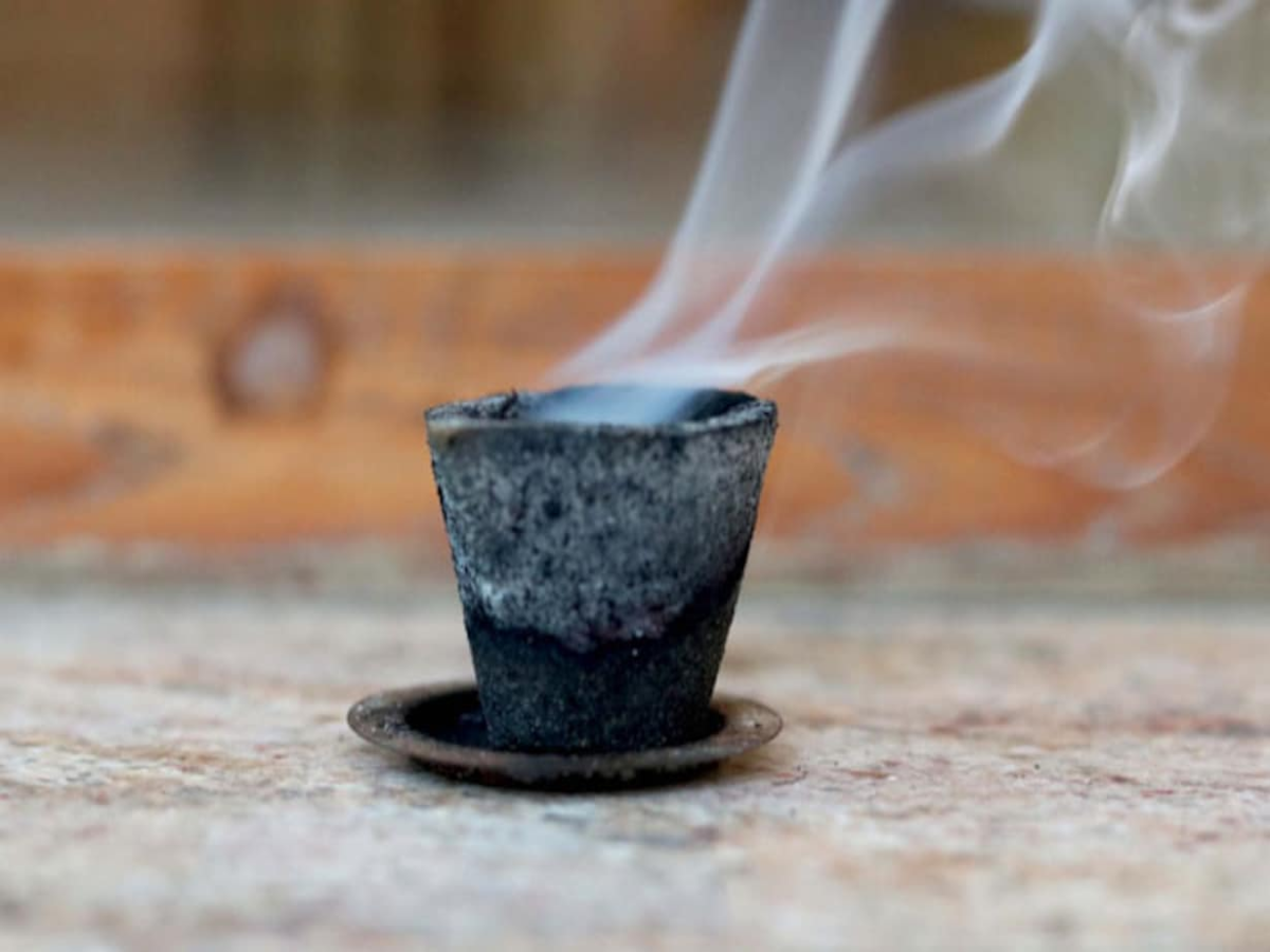 Vastu Tips: घर में गुग्गल की धूप जलाने से होते हैं अनेकों फायदे, गंभीर बीमारियों से मिलती है राहत! Vastu Tips: घर में गुग्गल की धूप जलाने से होते हैं अनेकों फायदे, गंभीर बीमारियों से मिलती है राहत!