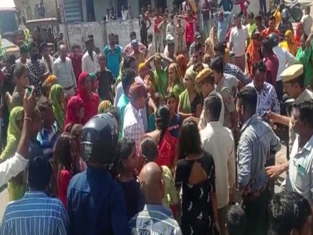 बांसवाड़ा को लोधा गांव में 3 दिन से बिजली की सप्लाई बंद, गुस्साए ग्रामीणों ने बांसवाड़ा-डूंगरपुर मार्ग पर लगाया जाम 