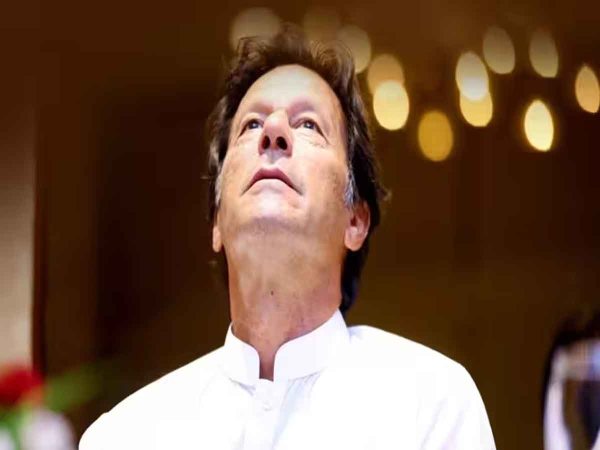 Pakistan: अलग-थलग पड़े इमरान खान, 100 से अधिक नेताओं ने PTI छोड़ने का किया ऐलान Pakistan: अलग-थलग पड़े इमरान खान, 100 से अधिक नेताओं ने PTI छोड़ने का किया ऐलान