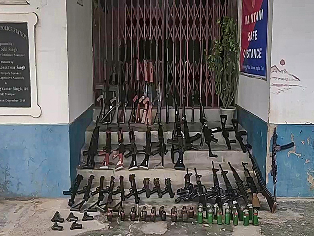 Manipur News: अमित शाह की वॉर्निंग के बाद थाने में जमा हुए 140 हथियार, देखें वीडियो