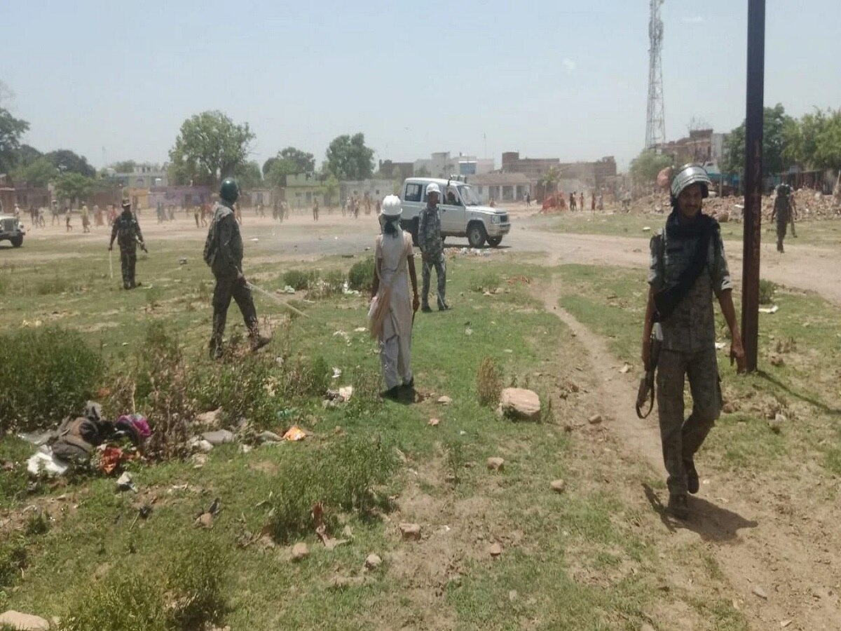 बीएसएफ जवान को जमीन पर कब्जा दिलाने गयी पुलिस पर ग्रामीणों का हमला, छह पुलिसकर्मी घायल 