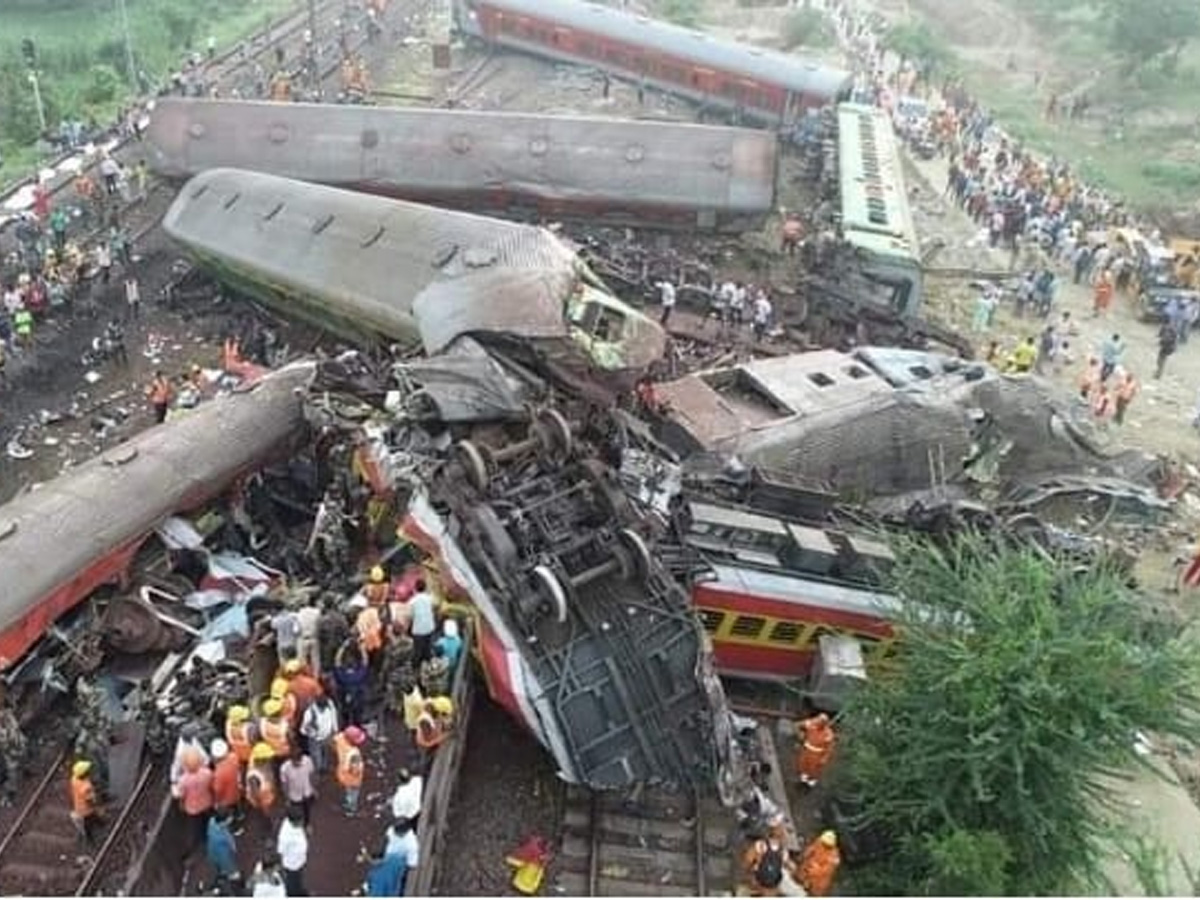 Coromandel express Accident Live Update: ଦେଖନ୍ତୁ ସେହି ମର୍ମନ୍ତୁଦ ଦୁର୍ଘଟଣାର ଛାତିଥରା ଦୃଶ୍ୟ Coromandel express Accident Live Update: ଦେଖନ୍ତୁ ସେହି ମର୍ମନ୍ତୁଦ ଦୁର୍ଘଟଣାର ଛାତିଥରା ଦୃଶ୍ୟ