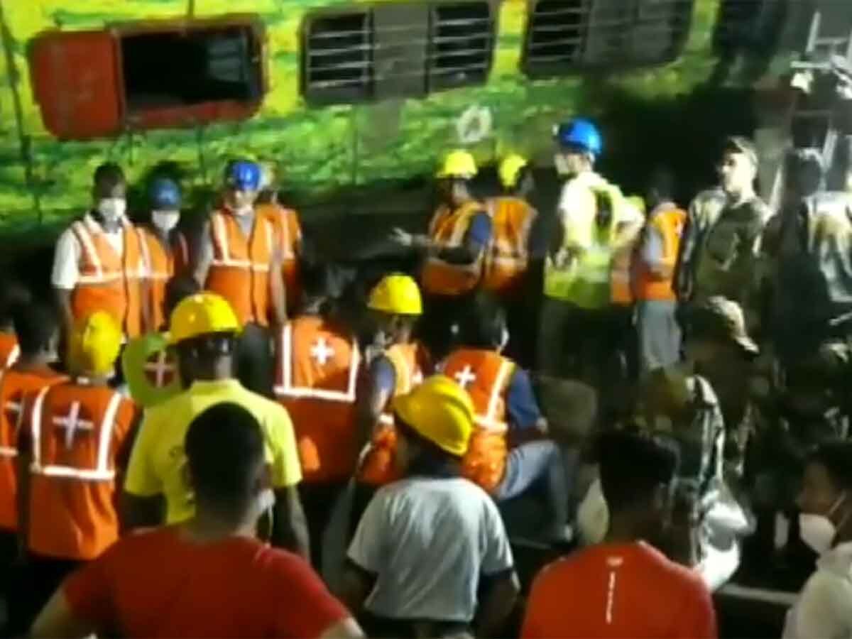 Train Accident: एक्सीडेंट साइट पर रात में ऐसे चला रेस्क्यू ऑपरेशन, स्थानीय लोग मदद को दौड़े, वॉर जोन में बदला अस्पताल