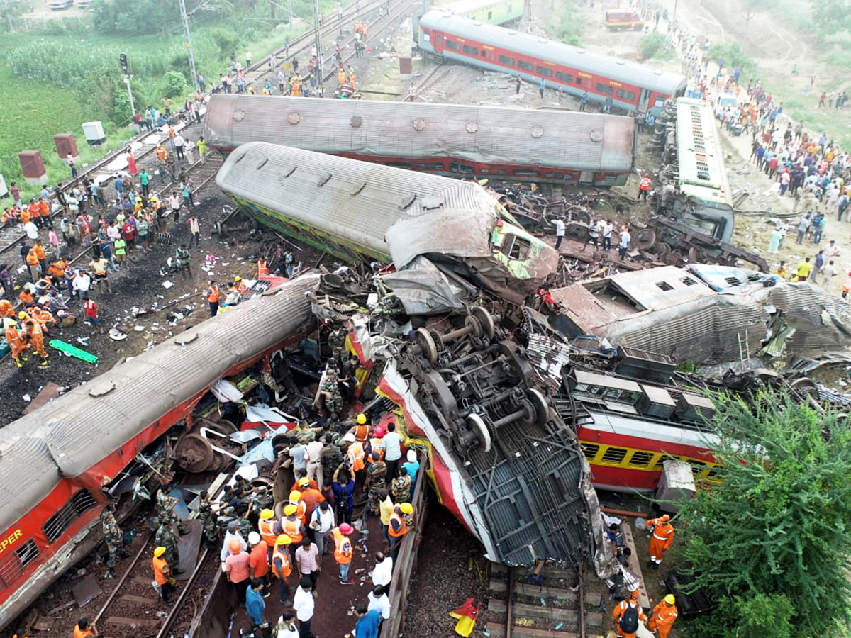 Odisha Train Crash: तकनीकी खराबी या मानवीय भूल? ओडिशा ट्रेन हादसे को लेकर उठने लगे सवाल Odisha Train Crash: तकनीकी खराबी या मानवीय भूल? ओडिशा ट्रेन हादसे को लेकर उठने लगे सवाल