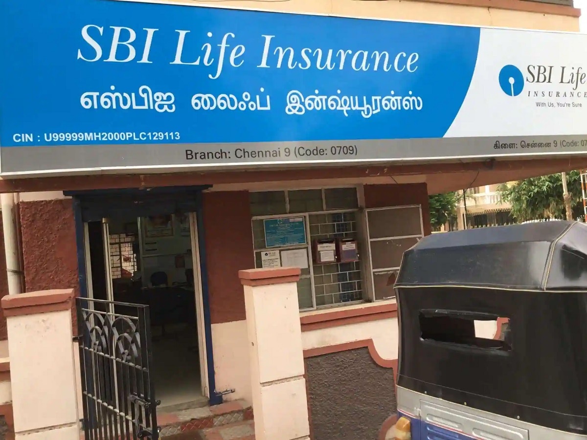 SBI ने लिया बड़ा फैसला, आपने भी ले रखी है इंश्योरेंस पॉलिसी, तो ग्राहकों के लिए आई जरूरी खबर