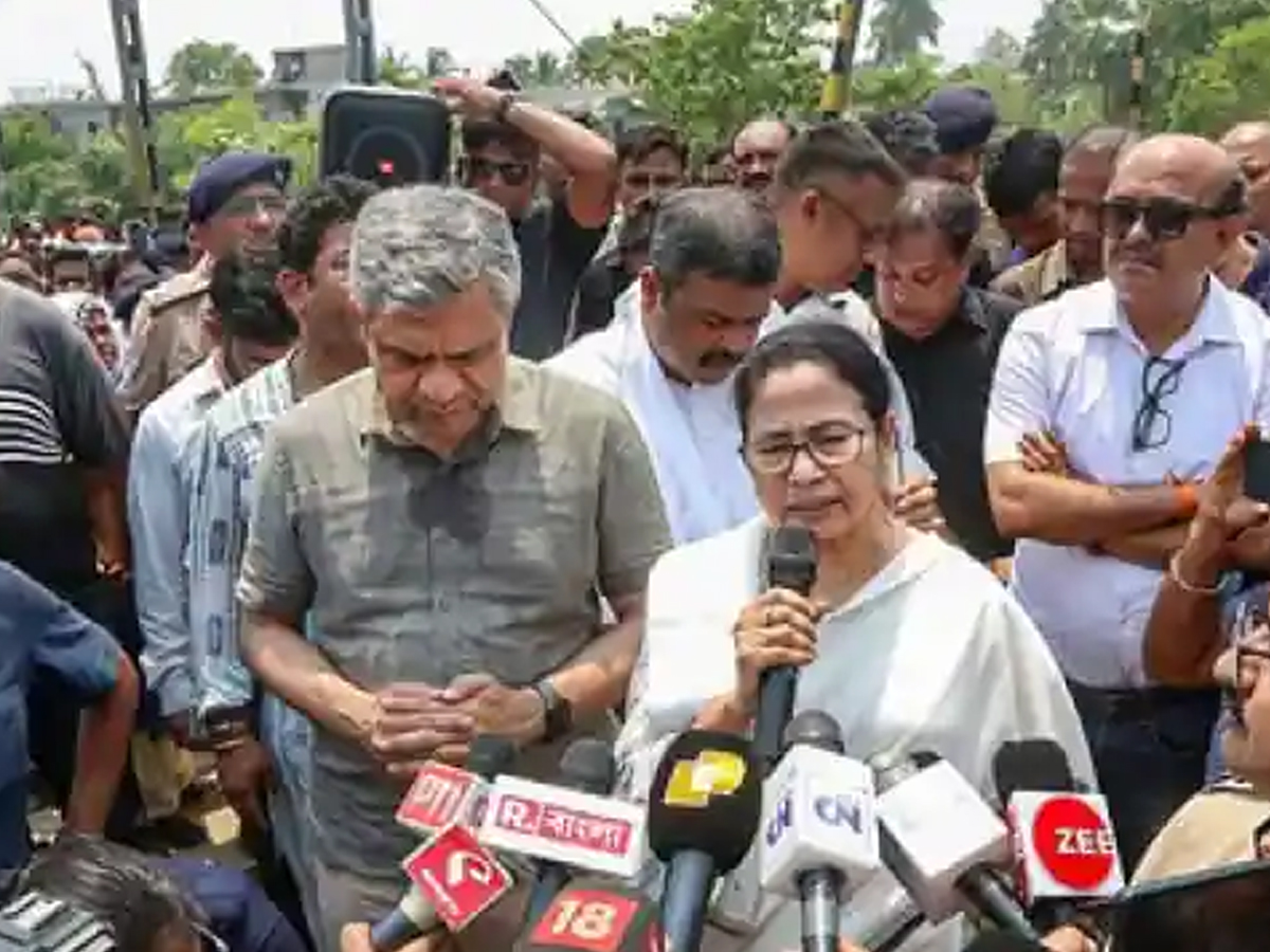 रेल हादसे के बाद मंत्री से उलझ गईं ममता, मीडिया को दिया गलत आंकड़ा रेल हादसे के बाद मंत्री से उलझ गईं ममता, मीडिया को दिया गलत आंकड़ा