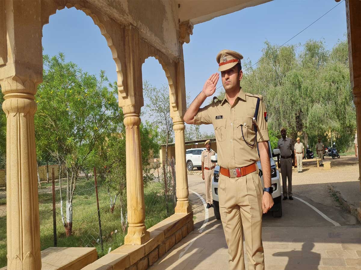 जैसलमेर में नवनियुक्त पुलिस कप्तान सांगवान ने संभाला पदभार, गार्ड ऑफ ऑनर देकर किया स्वागत