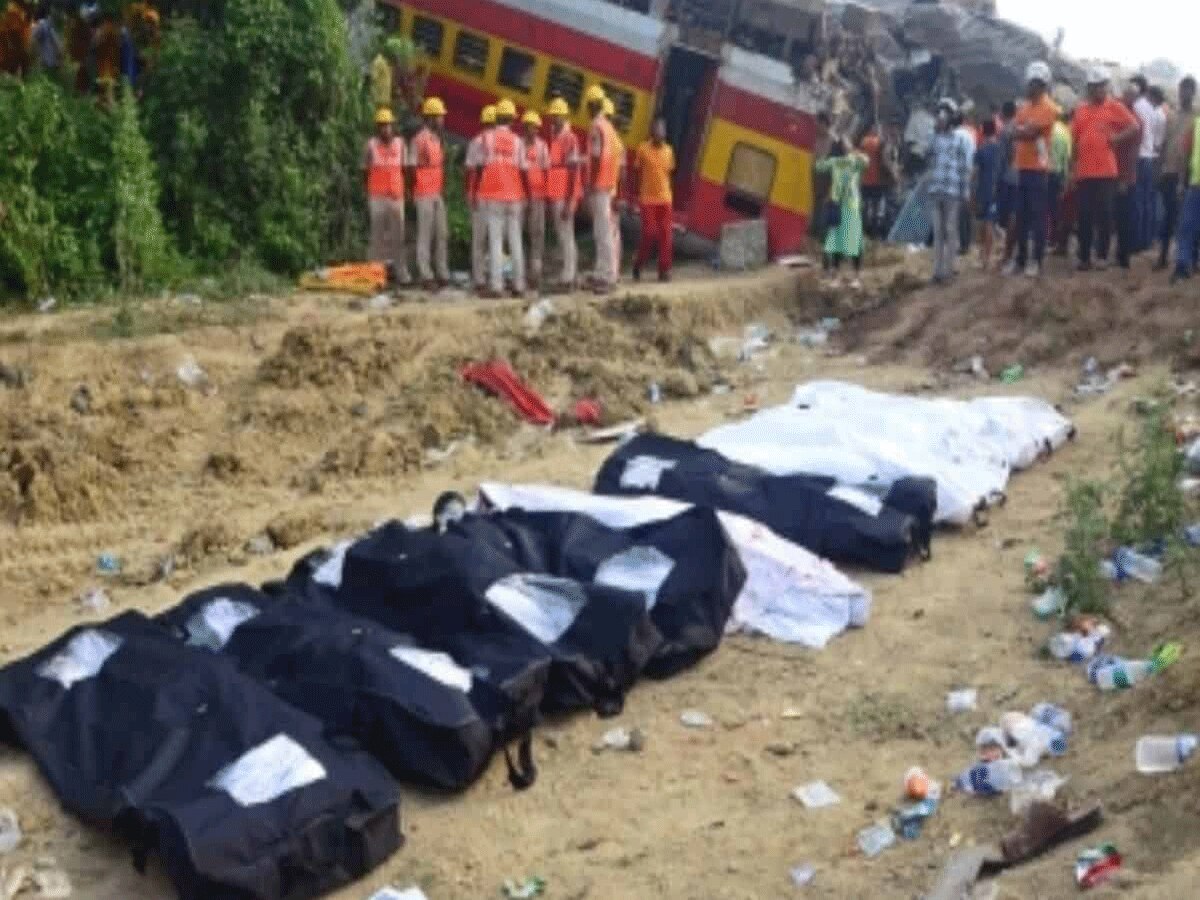 Odisha Train Accident: मुर्दाघरों में अपनों को पहचानना मुश्किल, लाशों की लगी ढ़ेर
