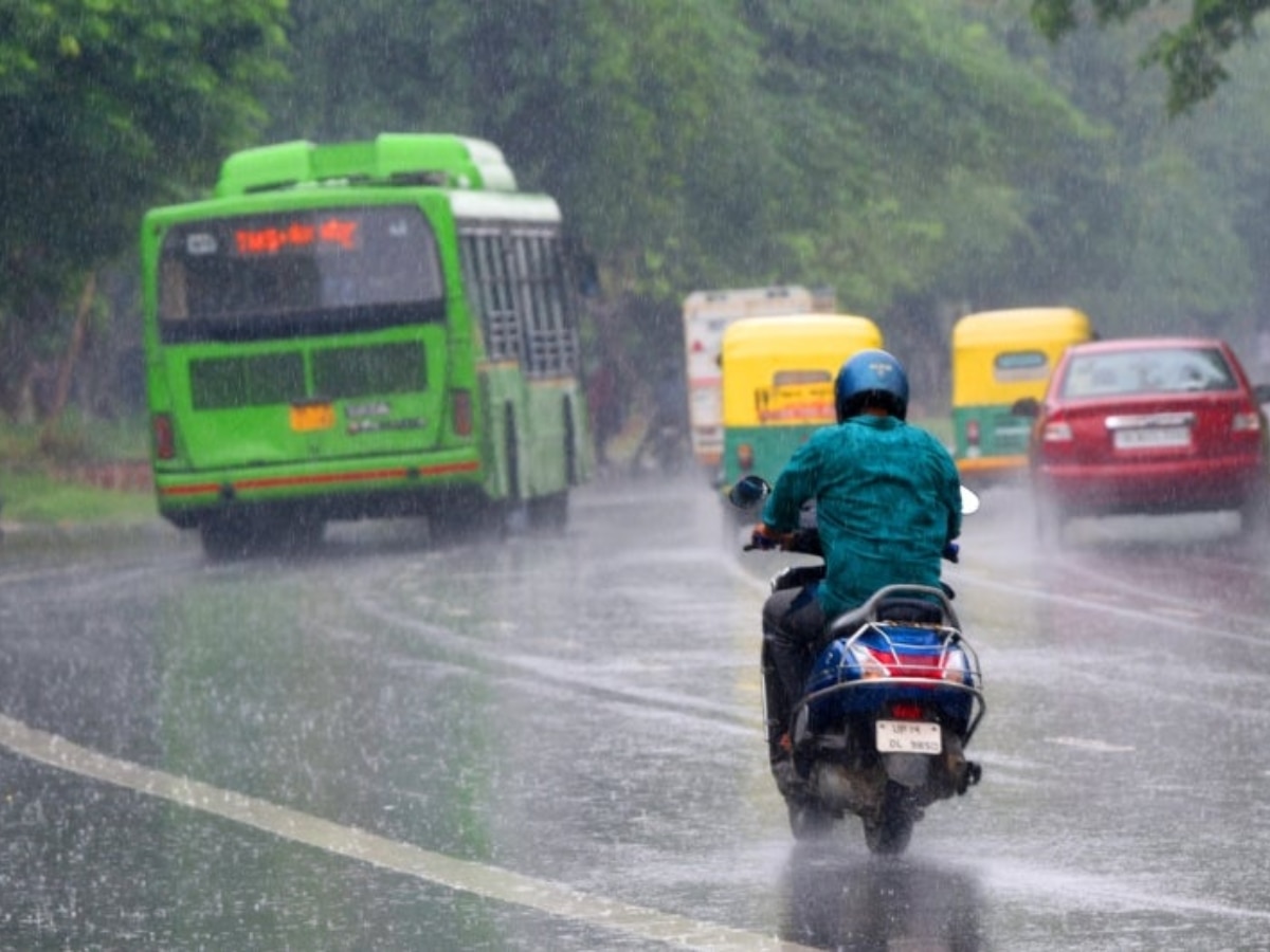 Delhi Rain Today: दिल्ली के कई हिस्सों में हुई बारिश, संडे के दिन मौसम हुआ सुहावना