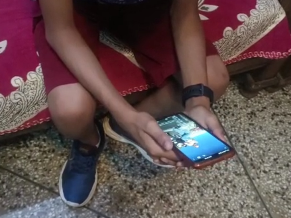 Children Mobile Addiction: छुट्टियों में खेलने के बजाय मोबाइल में व्यस्त हैं बच्चे, कौन है इसका जिम्मेदार?