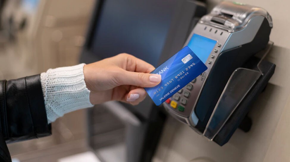 Debit Card Safety Tips: डेबिट कार्ड के साथ कभी भी न करें ये गलतियां, वरना फ्रॉड के हो सकते हैं शिकार