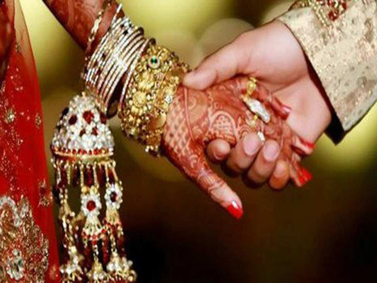 UP: सुहागरात की अगली सुबह बेड पर मिली कपल की लाश, रिपोर्ट में चौंकाने वाली वजह UP: सुहागरात की अगली सुबह बेड पर मिली कपल की लाश, रिपोर्ट में चौंकाने वाली वजह