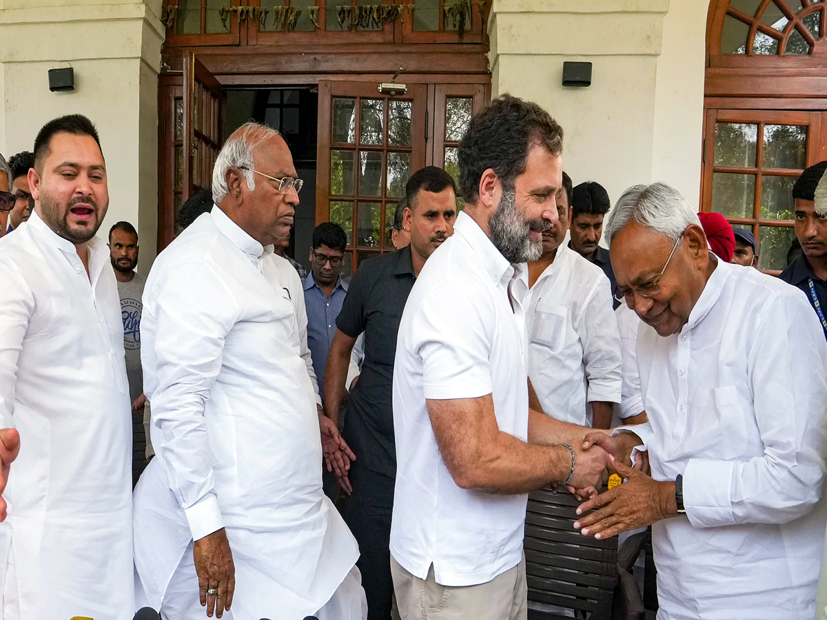 क्या विपक्ष में फिर पड़ गई दरार? टल गई बिहार में होने वाली विपक्षी दलों की बैठक क्या विपक्ष में फिर पड़ गई दरार? टल गई बिहार में होने वाली विपक्षी दलों की बैठक