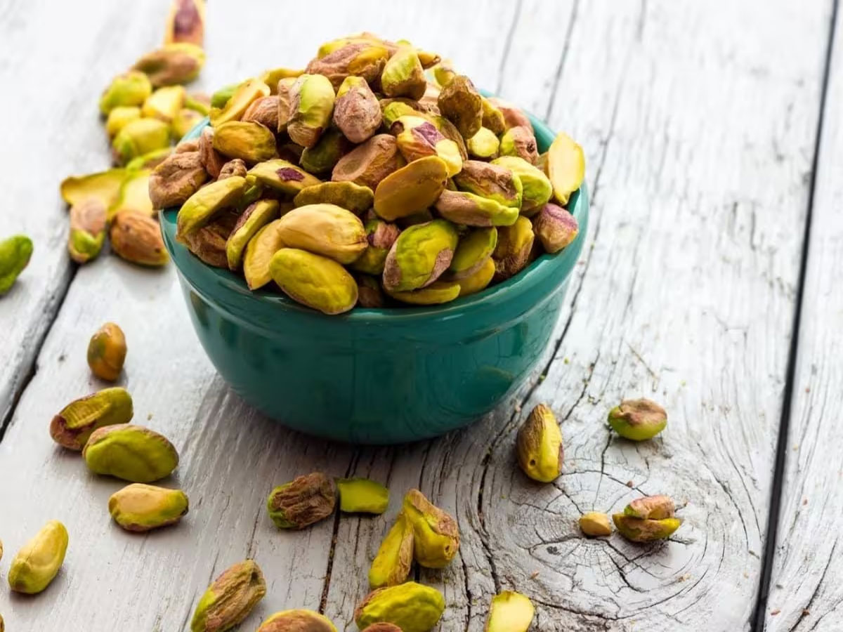 health news soaked pistachio benefits pista bhigokar khane ke fayde | रातभर पानी में भिगोकर रखें पिस्ता, सुबह खाने पर मिलेंगे ये दमदार फायदे | Hindi News,