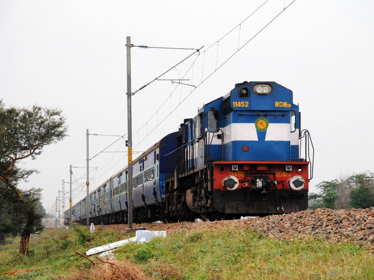 ये है भारत की सबसे लंबी ट्रेन, जिसमें लगे है 295 डिब्बे, 6 इंजन लगाने के बाद दौड़ती है ट्रेन