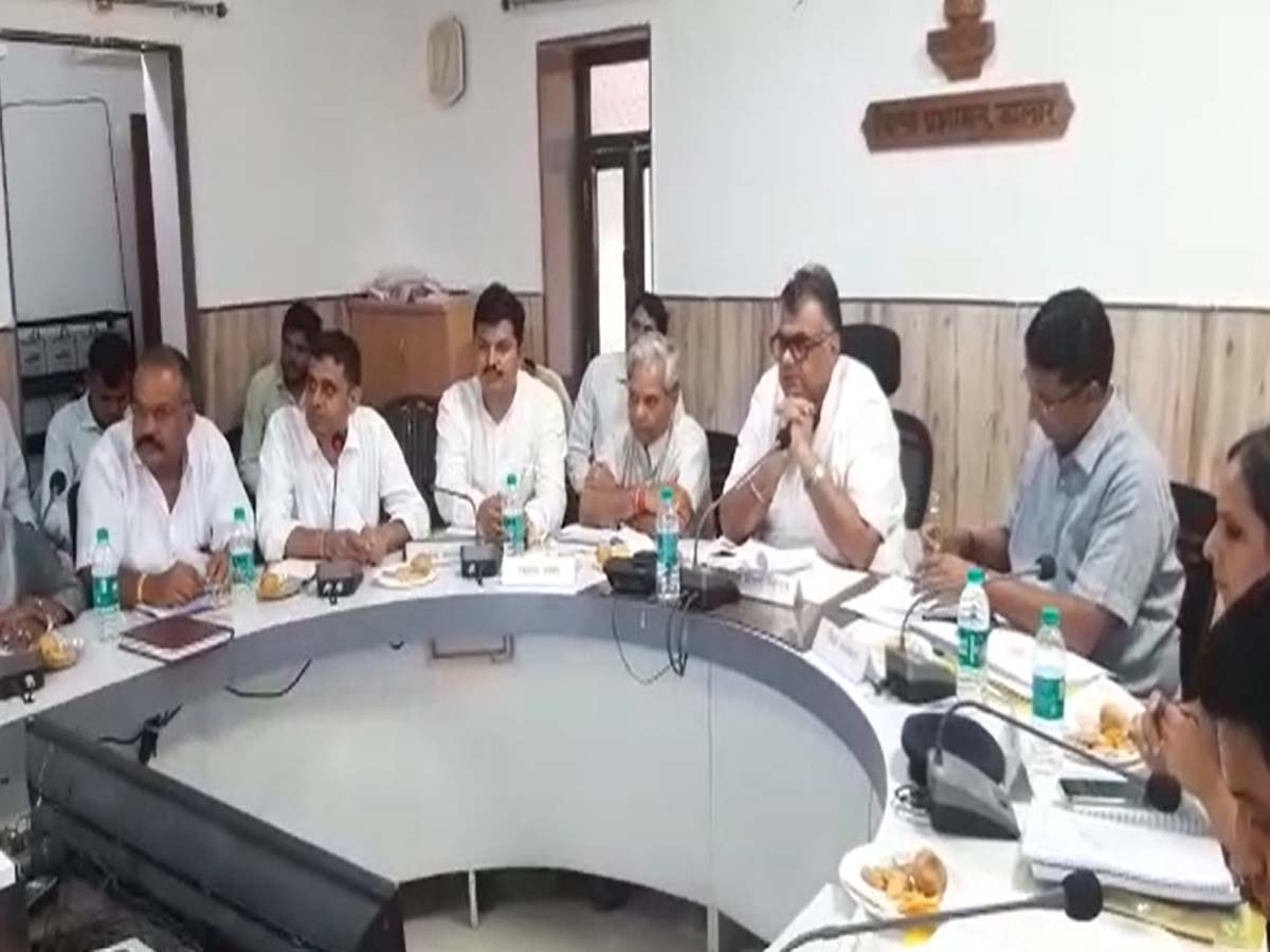 Jalore: सांसद देवजी एम पटेल का मीटिंग में संचौर थानाधिकारी पर बड़ा आरोप, 20 लाख रुपए के लेनदेन की बात! 