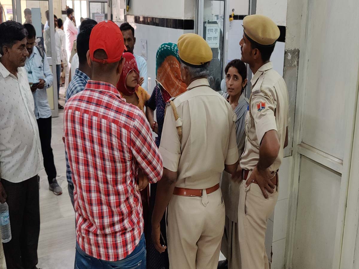 रिश्ते खून के लेकिन करतूत दुश्मनों वाली निकली, मां-बेटी पर भाइयों ने किया जानलेवा हमला रिश्ते खून के लेकिन करतूत दुश्मनों वाली निकली, मां-बेटी पर भाइयों ने किया जानलेवा हमला