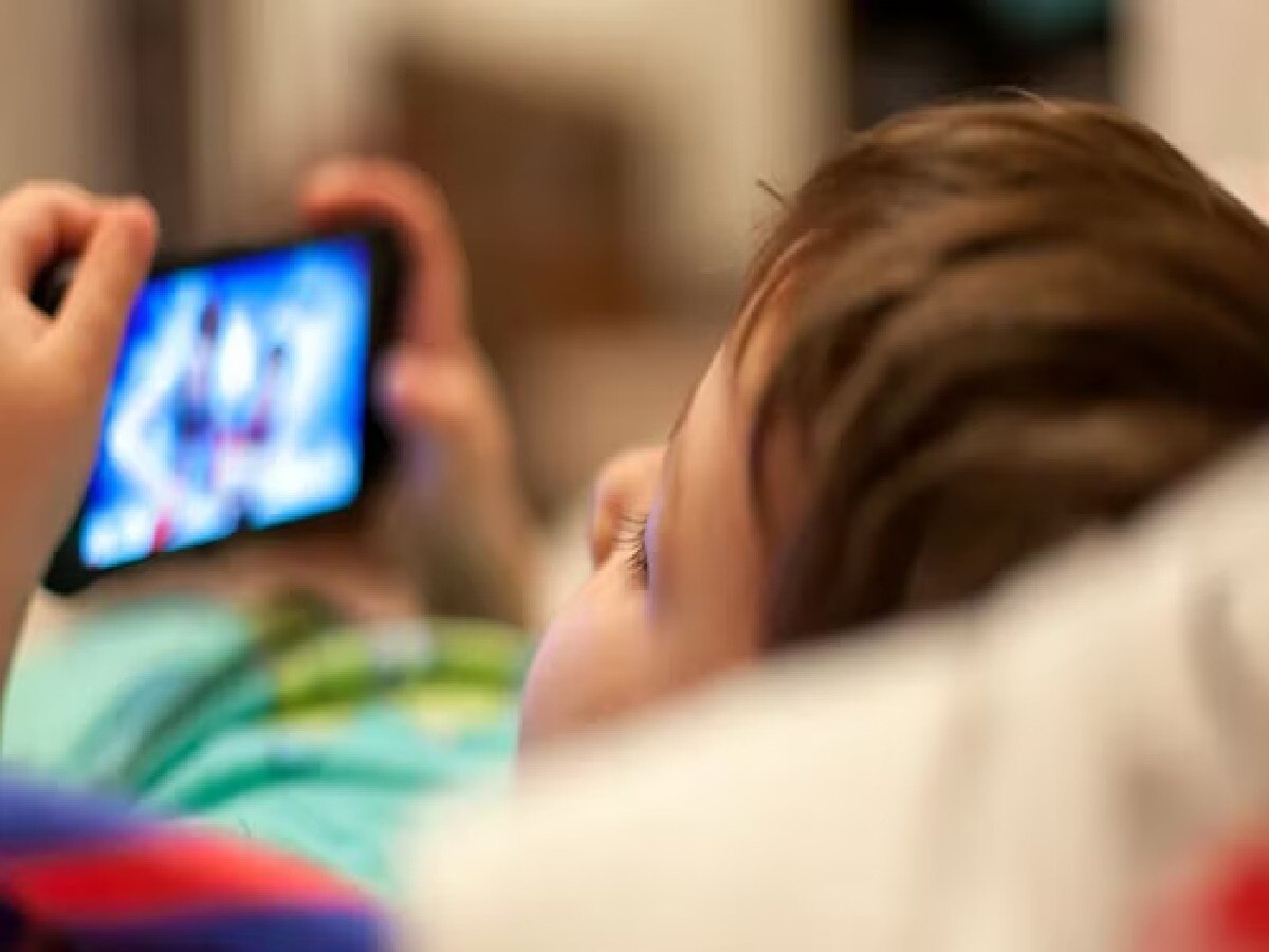 Lifestyle News: बच्चों की Mobile की लत से हो गए हैं परेशान तो माता-पिता अपनाएं ये तरीके