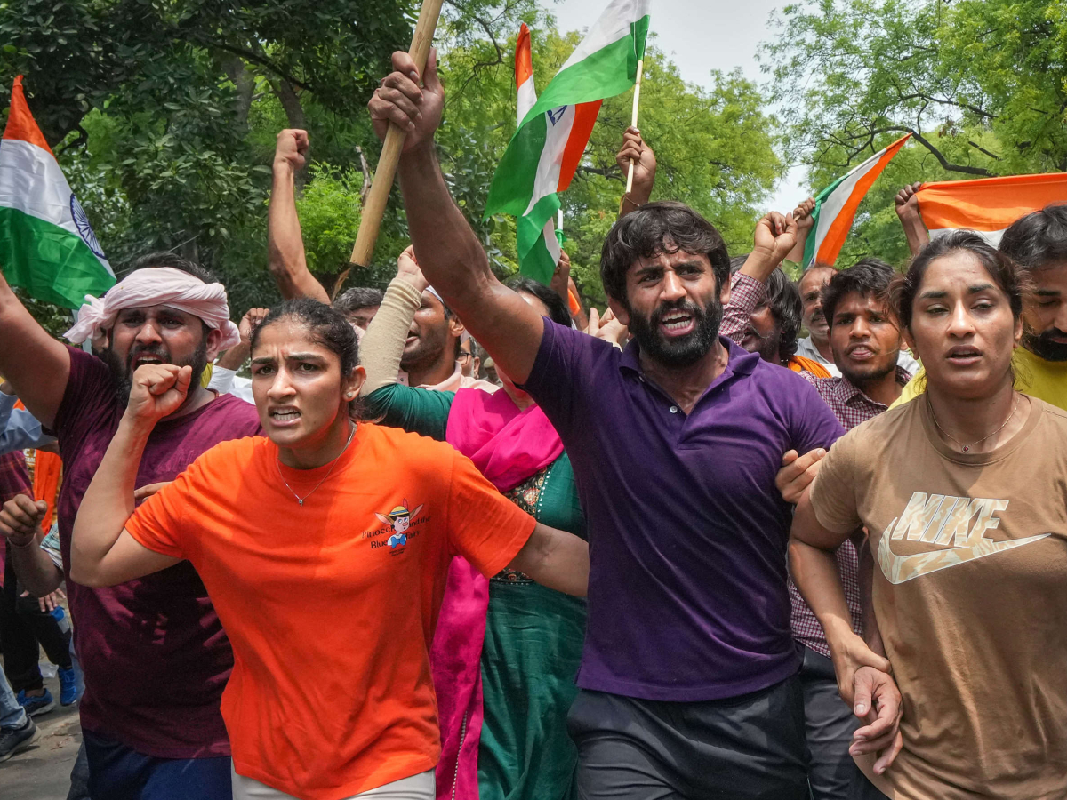 Wrestlers Protest: धरने को लेकर पहलवानों का बड़ा फैसला, अनुराग ठाकुर से मिलने के बाद आया नया मोड़ Wrestlers Protest: धरने को लेकर पहलवानों का बड़ा फैसला, अनुराग ठाकुर से मिलने के बाद आया नया मोड़