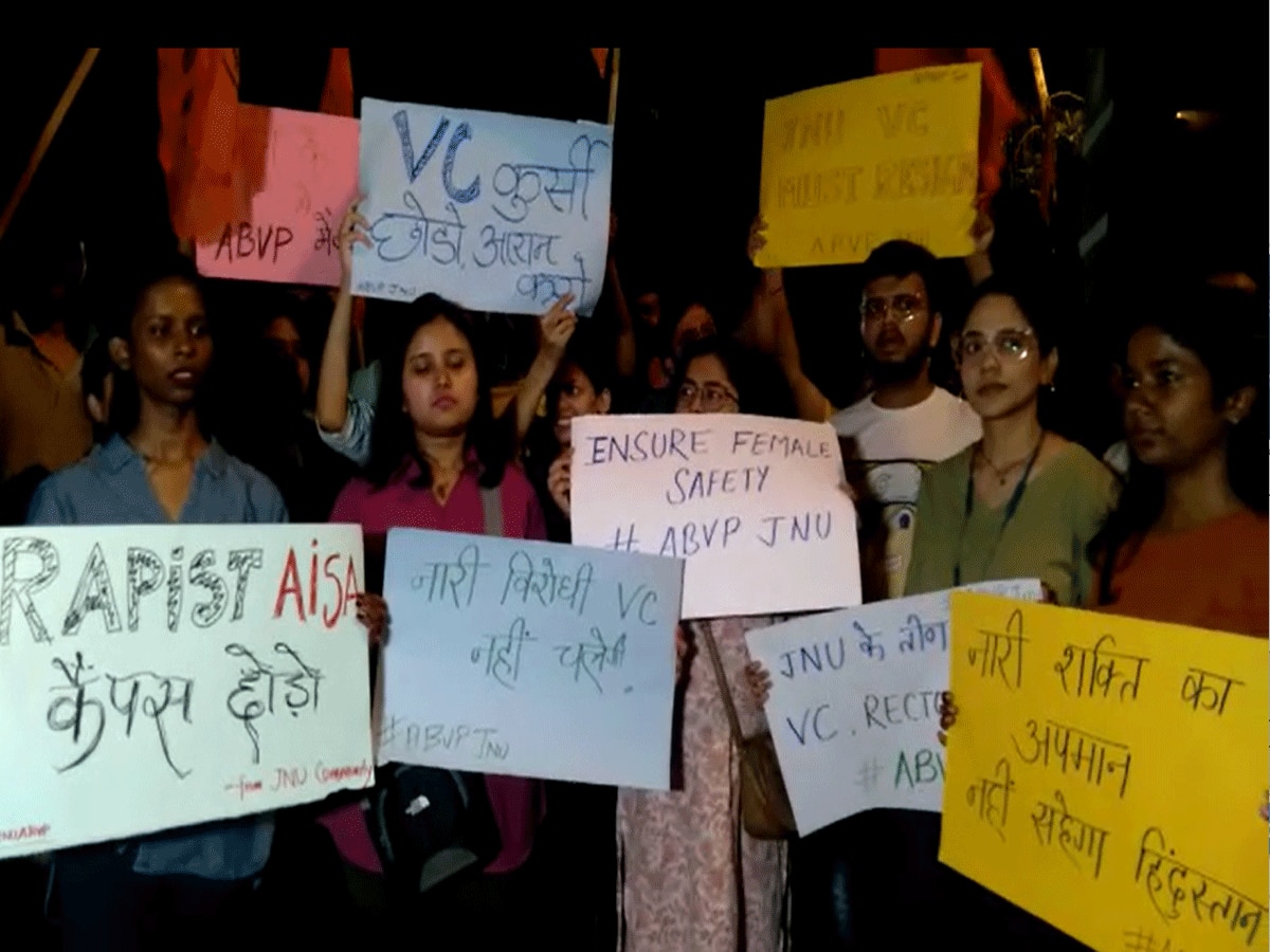 Delhi News: JNU में छात्रा के साथ छेड़छाड़ के विरोध में ABVP का जोरदार प्रदर्शन, कैंपस में बाहरी वाहनों की एंट्री बैन