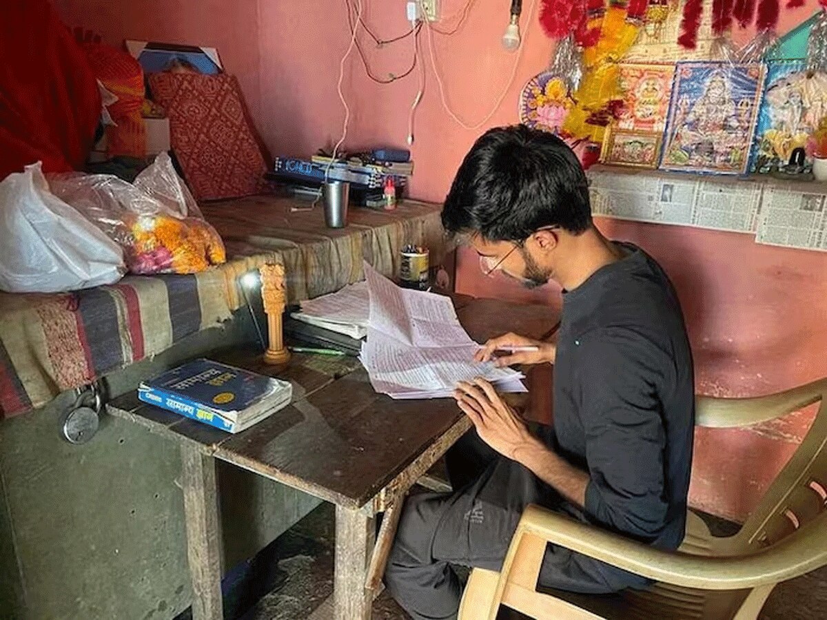 ईट भट्टा मजदूर के बेटे ने हिंदी मीडियम में पास किया UPPSC एग्जाम, घर की टपकती छत हुई फेल 