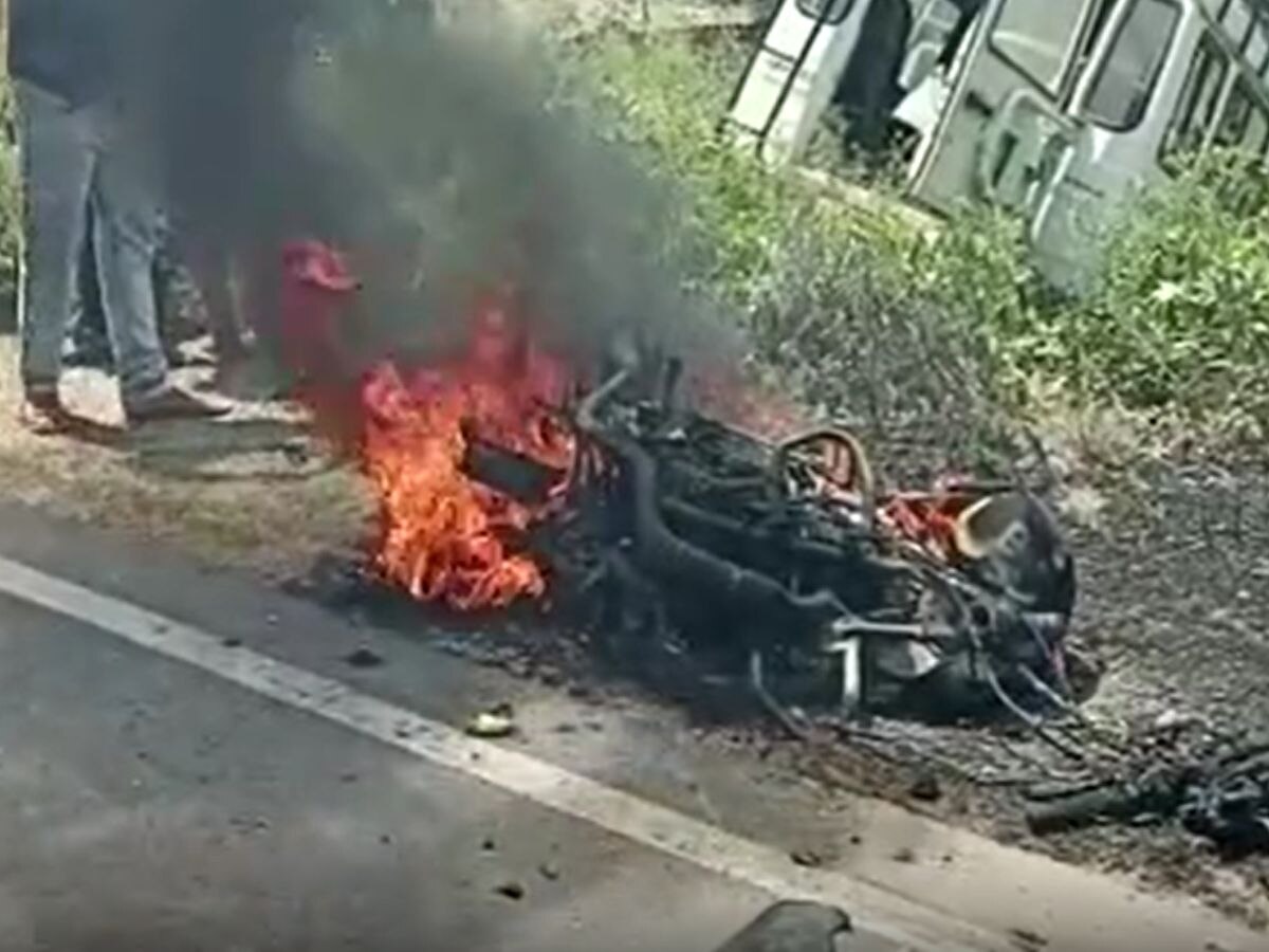 Lakhimpur Kheri Accident: ट्रैक्टर से टकराकर आग का गोला बनी मोटरसाइकिल, बाइक सवार समेत चार की मौत 