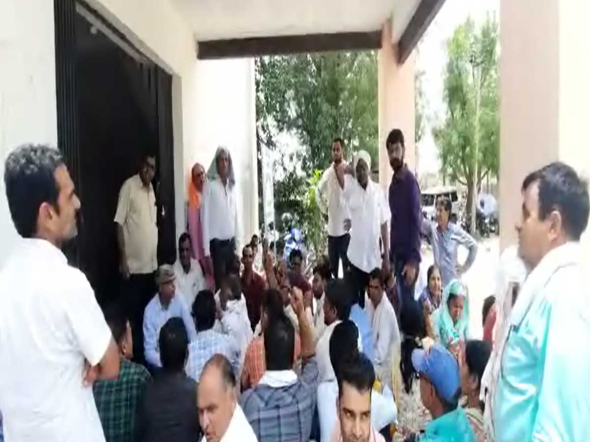 सीकर: गैर शैक्षणिक कार्य करवाने के विरोध में शिक्षकों ने दिया ज्ञापन