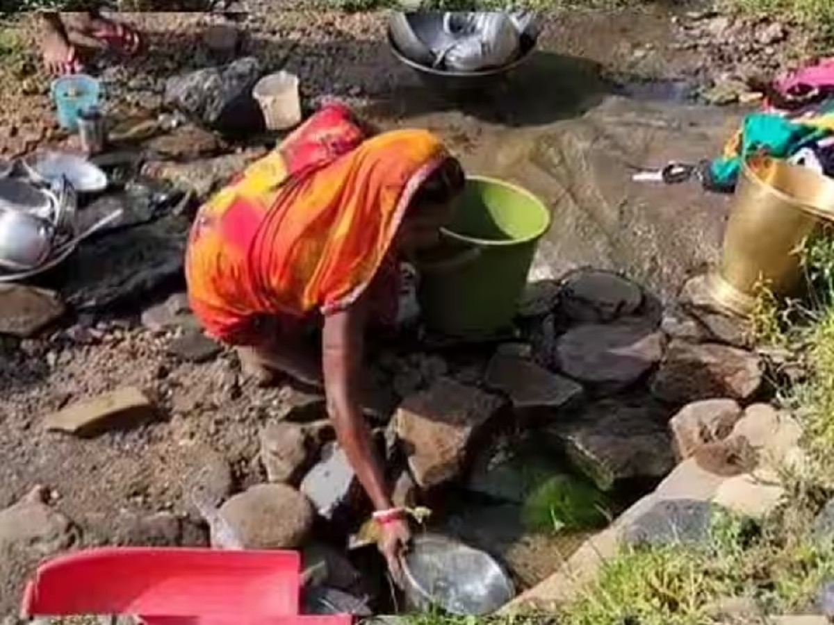 झारखंड के इस गांव में नाले का गंदा पानी पीने को मजबूर लोग, बूंद-बूंद पानी को तरसे  