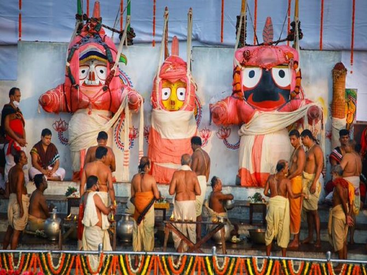 ଜ୍ବରରେ ପୀଡ଼ିତ ମହାପ୍ରଭୁ: ଆଜି ହେବ ଫୁଲୁରି ତେଲ ନୀତି, ଜାଣନ୍ତୁ କେମିତି ପ୍ରସ୍ତୁତ ହୋଇଥାଏ ଏହି ଔଷଧୀୟ ତେଲ ଜ୍ବରରେ ପୀଡ଼ିତ ମହାପ୍ରଭୁ: ଆଜି ହେବ ଫୁଲୁରି ତେଲ ନୀତି, ଜାଣନ୍ତୁ କେମିତି ପ୍ରସ୍ତୁତ ହୋଇଥାଏ ଏହି ଔଷଧୀୟ ତେଲ