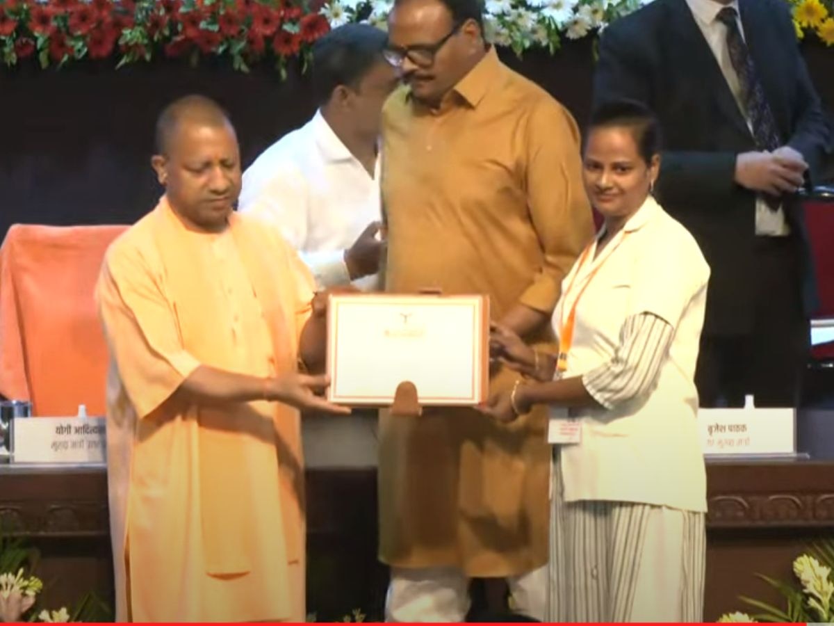 CM Yogi distribute Joining Letter to ANM Workers Photo