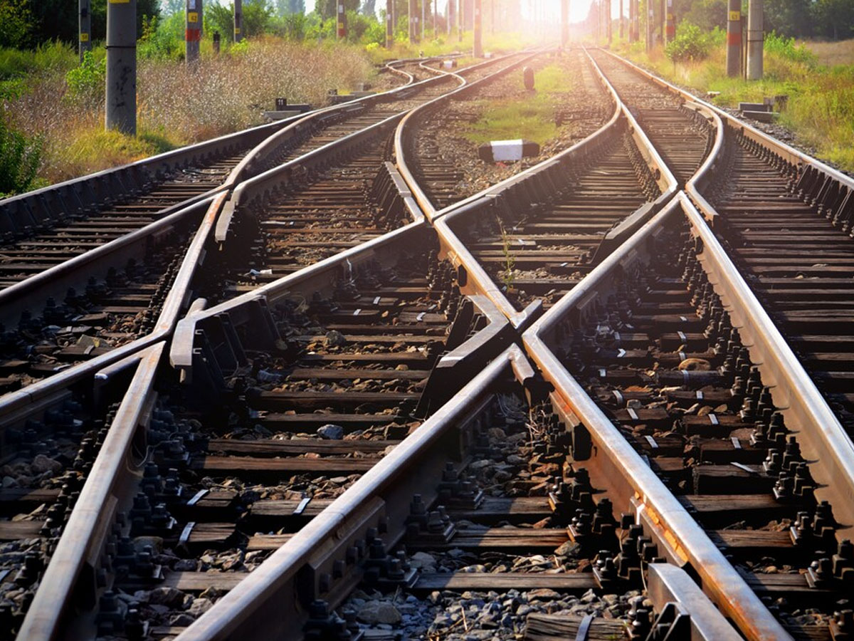 Train Track Shifting: आखिर अपने आप कैसे चेंज हो जाती हैं ट्रेन की पटरियां? ड्राइवर का नहीं होता कोई हाथ, फिर कौन एडजस्ट करता है ट्रैक