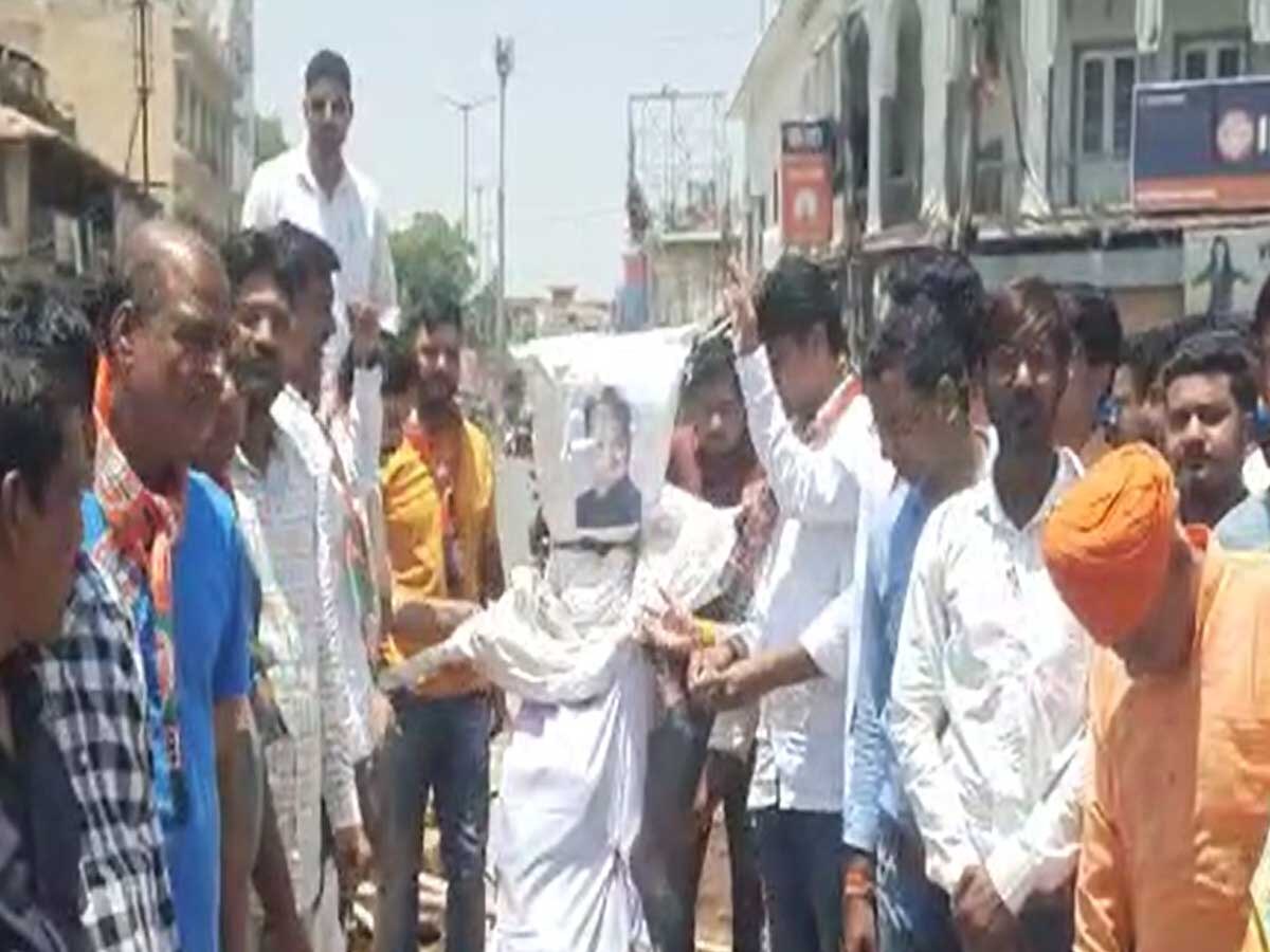 सीकर में भाजयुमो ने पेपर लीक मामले में फूंका गहलोत सरकार का पुतला, लगाए ये आरोप