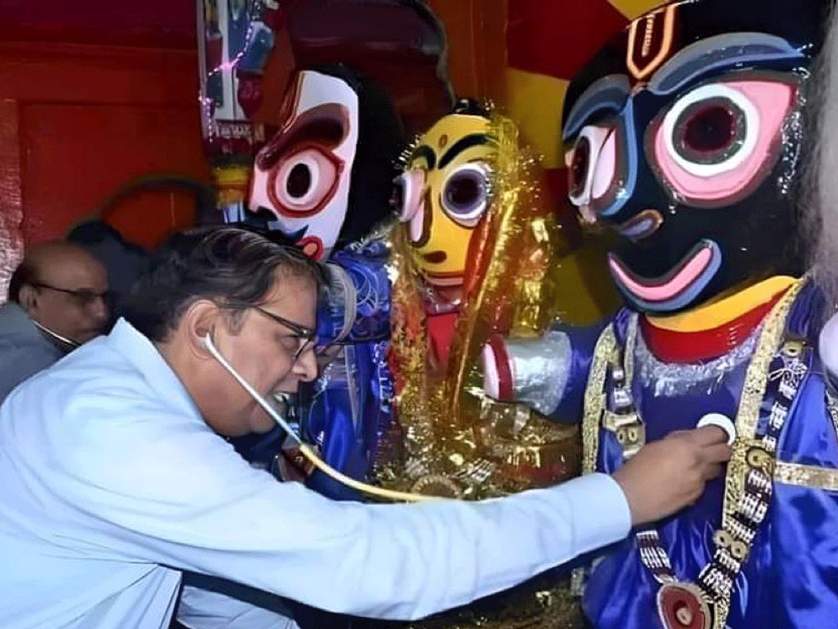 dharm Doctor is treating Lord Jagannath Puri who is ill Rath Yatra will ...