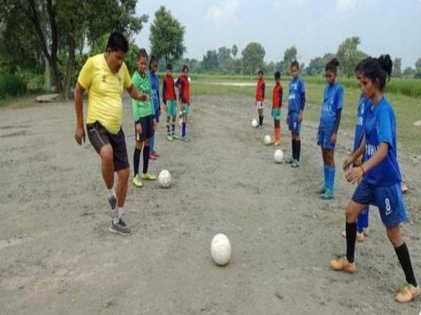 बिहार में सरकारी टीचर ने ली बड़ी ज़िम्मेदारी; ग़रीब घरों की लड़कियों को तराश कर बना रहे खिलाड़ी