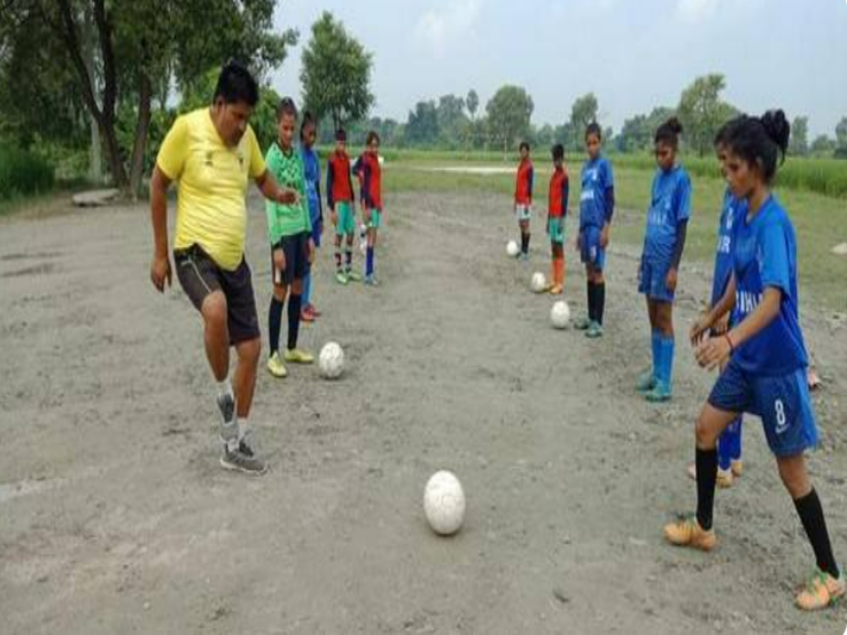 बिहार में सरकारी टीचर ने ली बड़ी ज़िम्मेदारी; ग़रीब घरों की लड़कियों को तराश कर बना रहे खिलाड़ी बिहार में सरकारी टीचर ने ली बड़ी ज़िम्मेदारी; ग़रीब घरों की लड़कियों को तराश कर बना रहे खिलाड़ी
