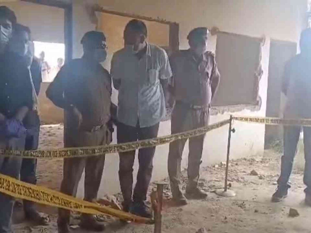Ambedkarnagar News: युवक की हत्या कर शव स्कूल के अंदर जलाया, धुआं देख इलाके में मचा हडकंप
