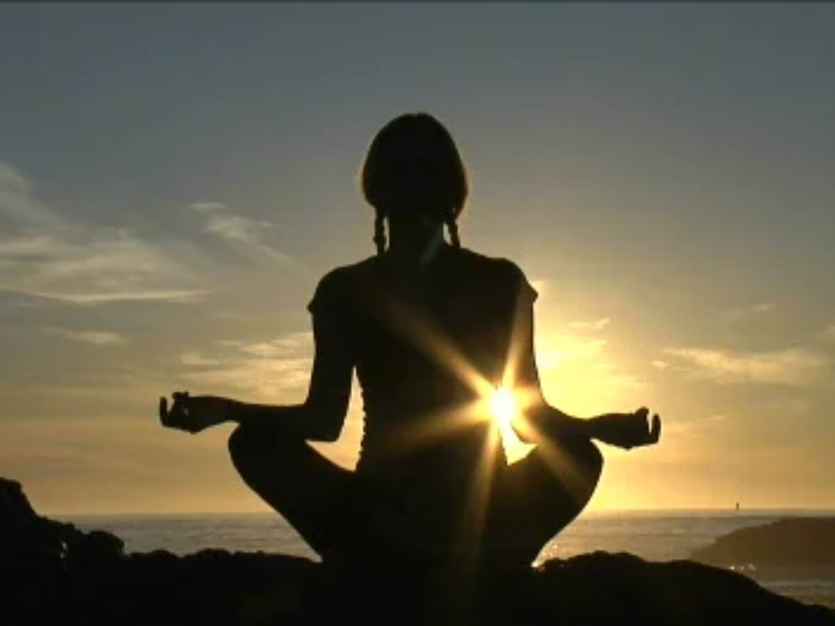 Yoga Benefits: रोजाना योगाभ्यास करने से मिलेंगे ये 10 फायदे, शरीर और मन होगा निरोग 