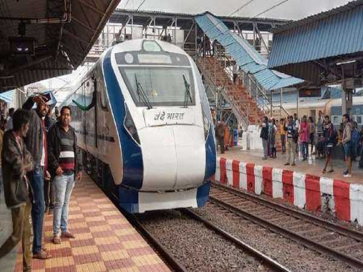 वंदे भारत एक्सप्रेस ट्रेन का लोगों ने किया स्वागत, सेल्फी खिंचवा कर ऐतिहासिक पल को बनाया यादगार