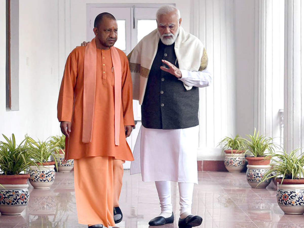 बाराती ने मोदी-योगी की तारीफ में पढ़े कसीदे, ड्राइवर ने कुचल कर मार डाला बाराती ने मोदी-योगी की तारीफ में पढ़े कसीदे, ड्राइवर ने कुचल कर मार डाला