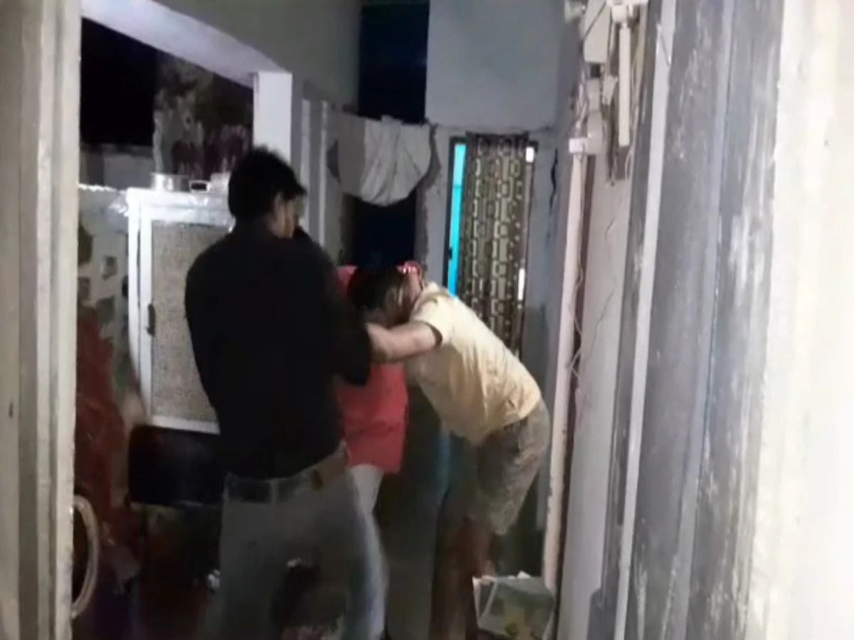 Bahraich wife caught JE Husband with girlfriend