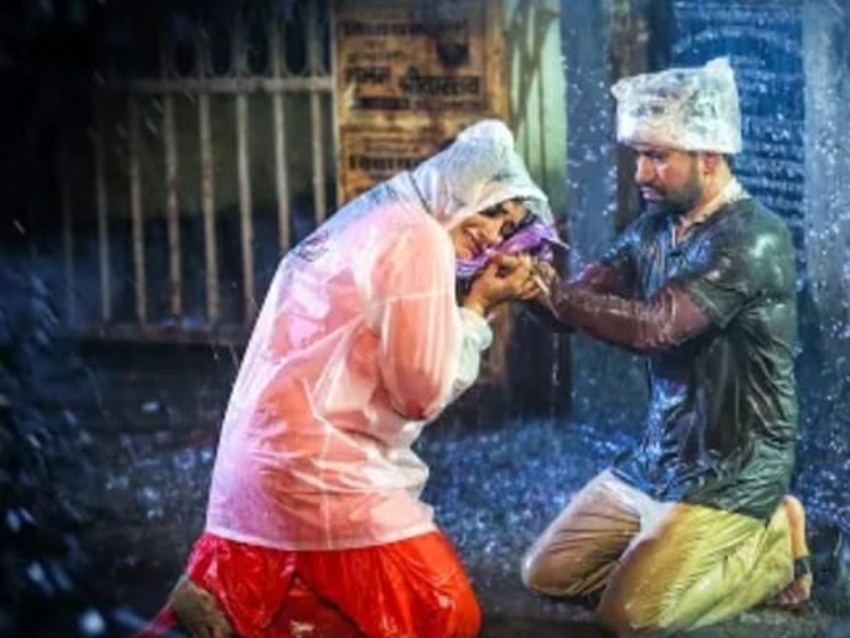 बारिश में गली-गली निरहुआ को ढूंढती दिखीं आम्रपाली दुबे, Sad Song 'पिया के बिना ना लगे जिया' रिलीज