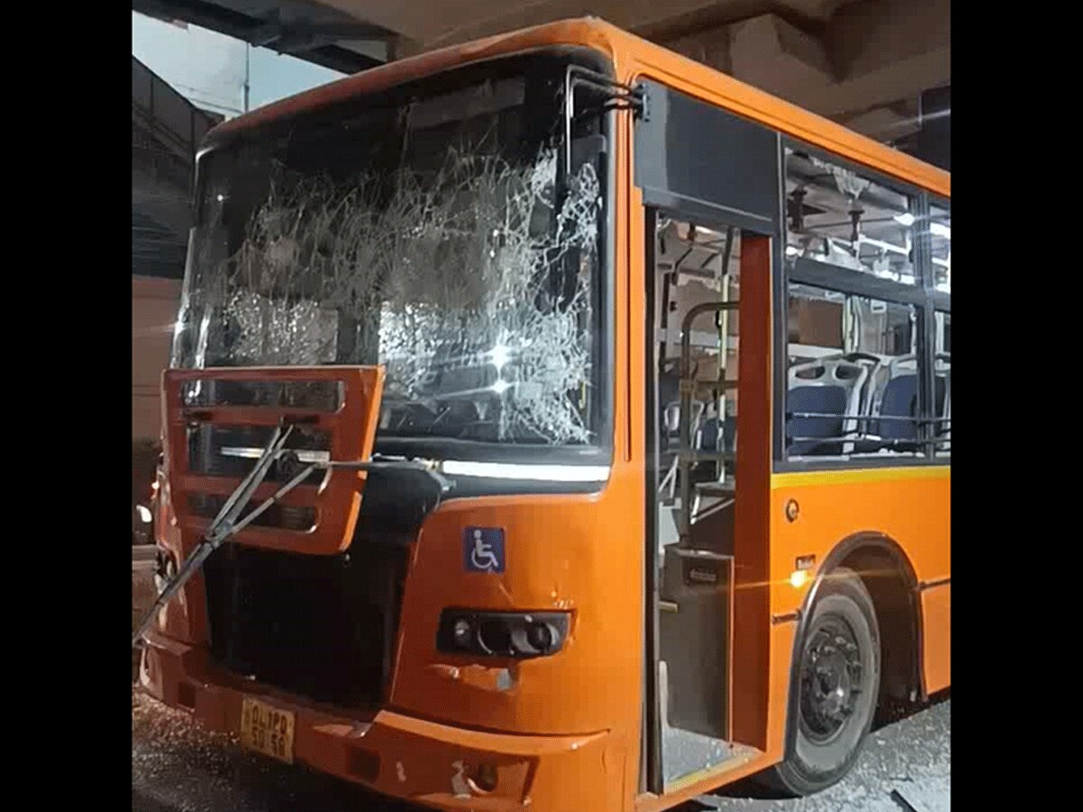 Delhi Accident: DTC क्लस्टर बस ने राहगीर को कुचला, लोगों ने पत्थरों से हमला कर बस में मचाई तोड़फोड़