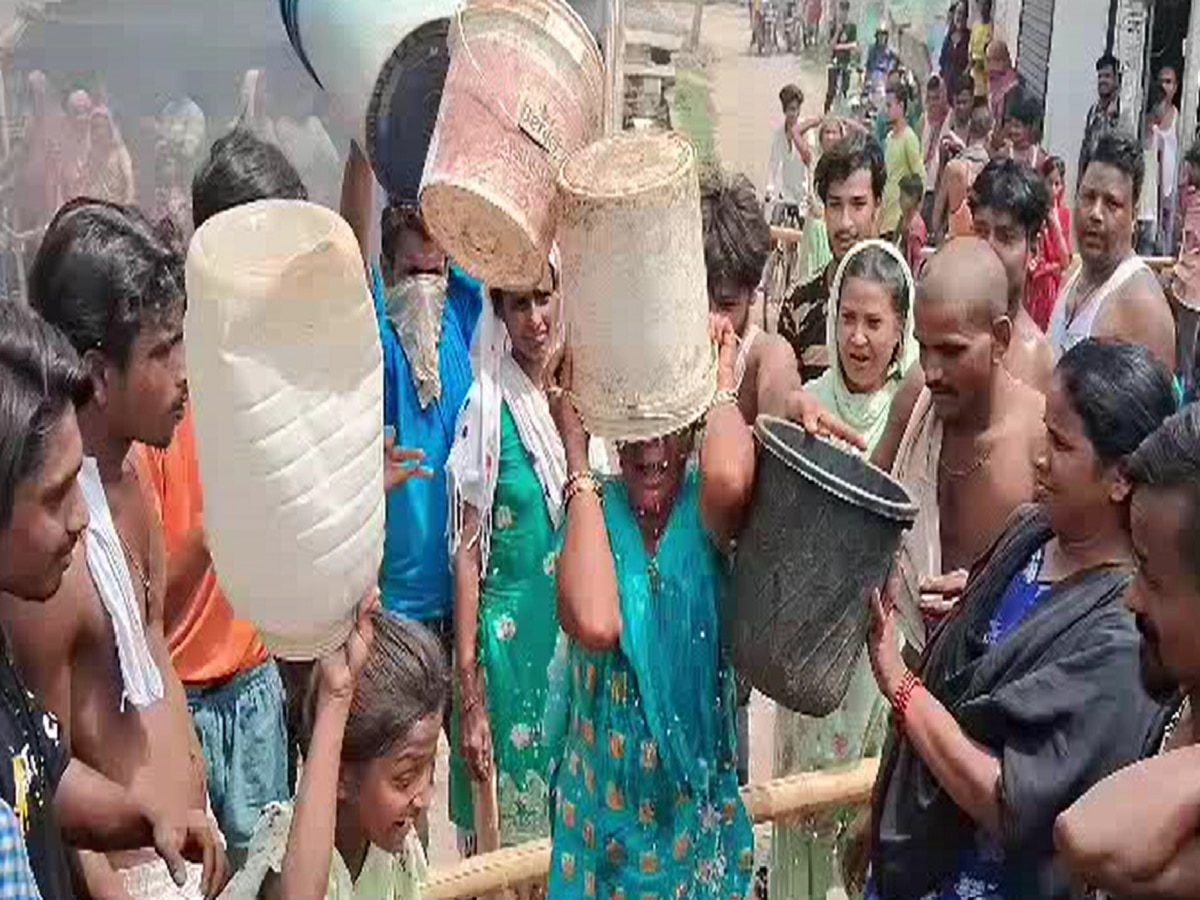 भागलपुर में बिजली-पानी को लेकर लोगों का फूटा गुस्सा, सड़क जाम कर किया हंगामा व आगजनी