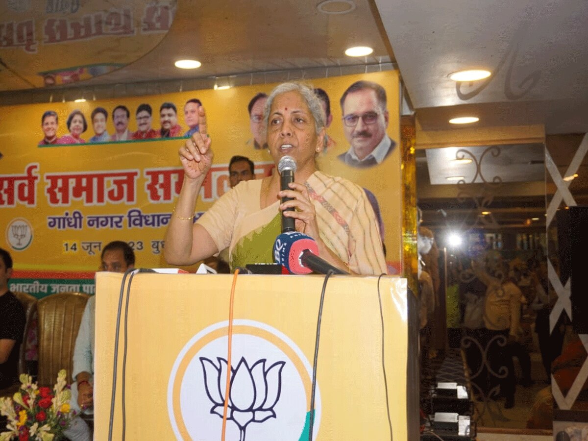 Delhi News: निर्मला सीतारमण ने AAP पर साधा निशाना, बोली- जनता के पैसों से खड़ा किया शीशमहल