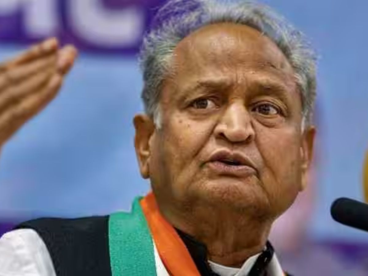 Ashok Gehlot held mike young Congress leaders became high अशोक गहलोत